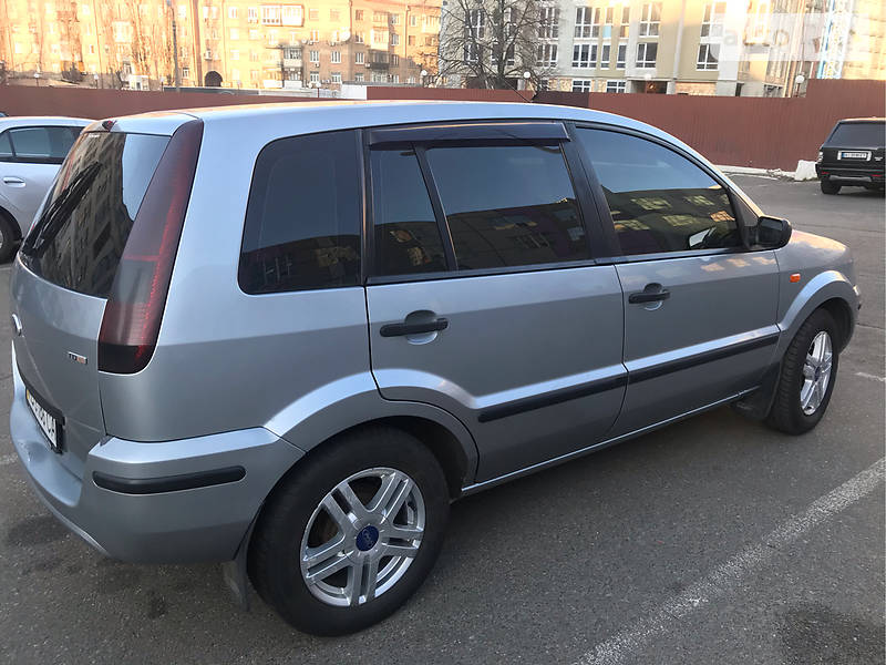 Хэтчбек Ford Fusion 2004 в 