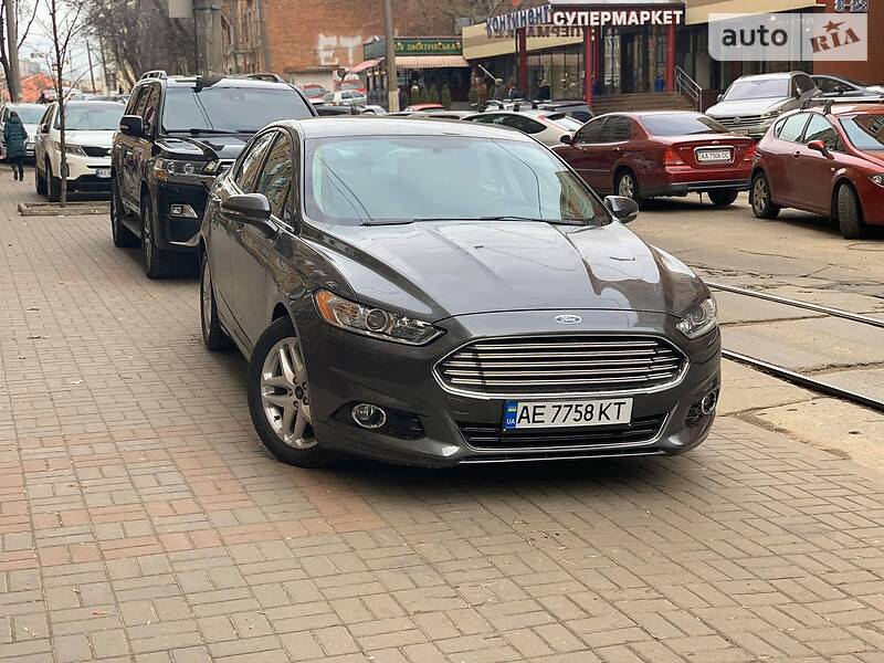 Седан Ford Fusion 2015 в 