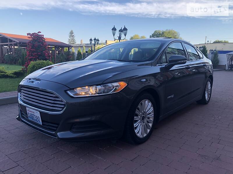 Седан Ford Fusion 2015 в Стрию
