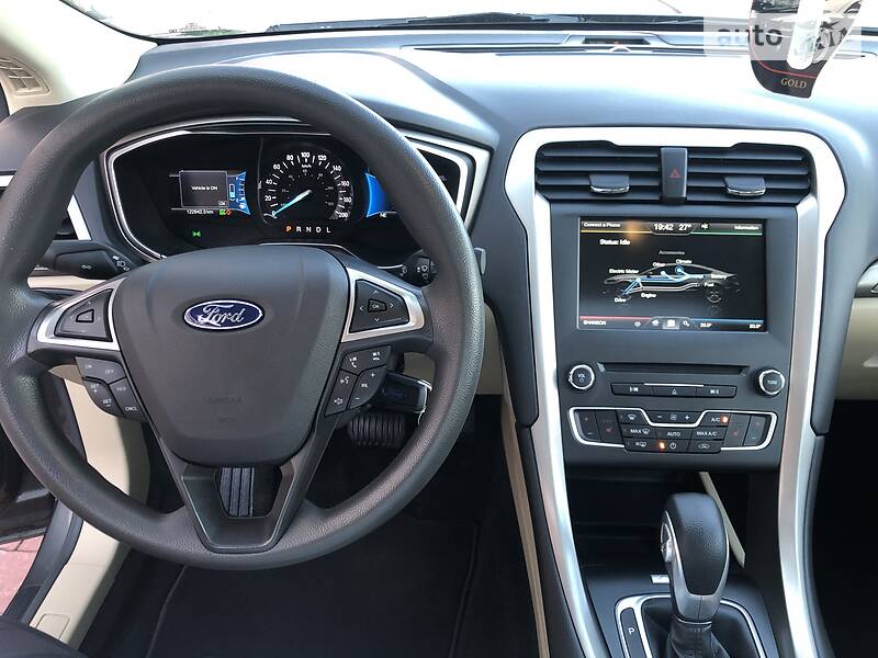 Седан Ford Fusion 2015 в Стрию
