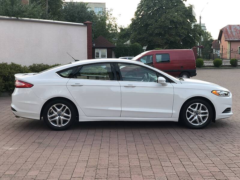 Седан Ford Fusion 2013 в Стрию