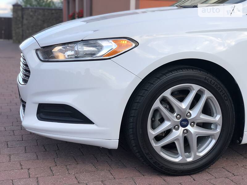Седан Ford Fusion 2013 в Стрию