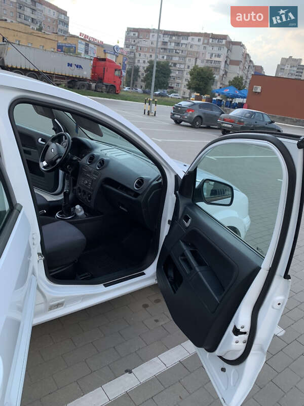 Хэтчбек Ford Fusion 2010 в Сумах