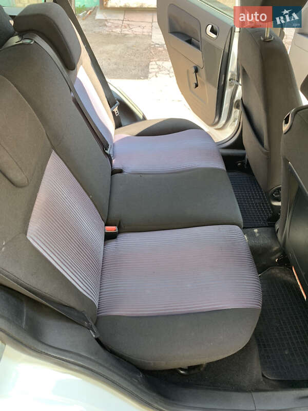 Хэтчбек Ford Fusion 2010 в Сумах