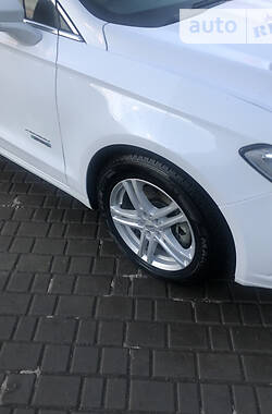 Седан Ford Fusion 2016 в 