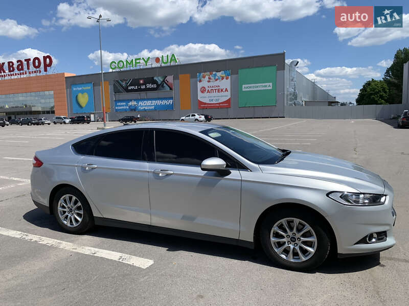 Седан Ford Fusion 2016 в 