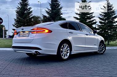 Седан Ford Fusion 2017 в 
