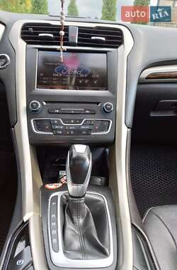 Седан Ford Fusion 2016 в 