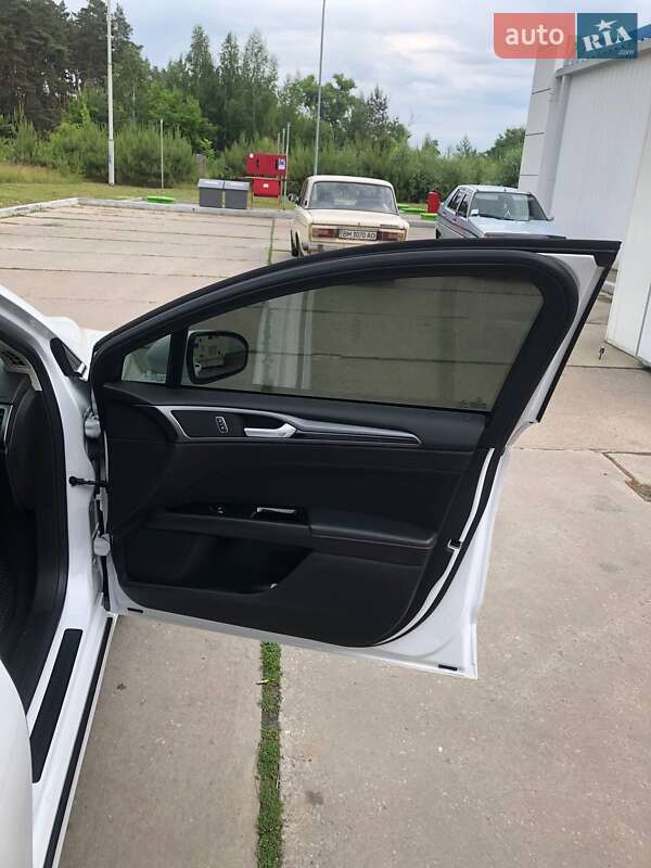 Седан Ford Fusion 2016 в Ромнах
