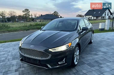 Седан Ford Fusion 2017 в 
