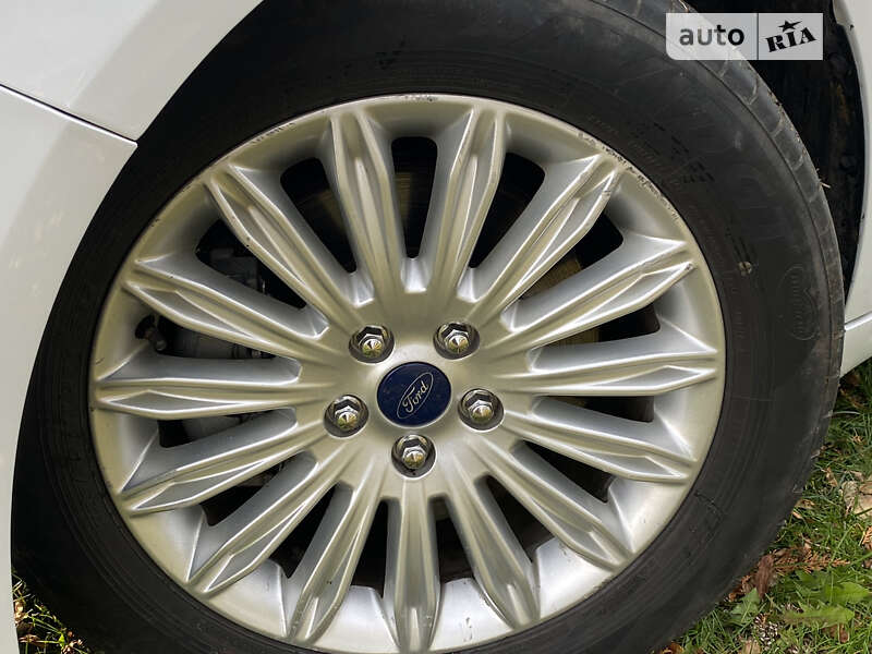Седан Ford Fusion 2014 в Стрию