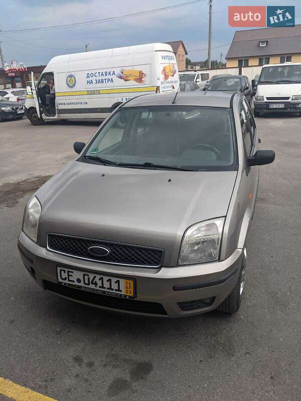 Хэтчбек Ford Fusion 2004 в 