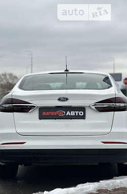 Седан Ford Fusion 2019 в 