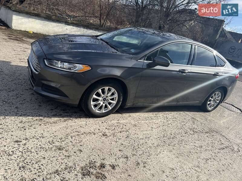 Седан Ford Fusion 2015 в Сваляве