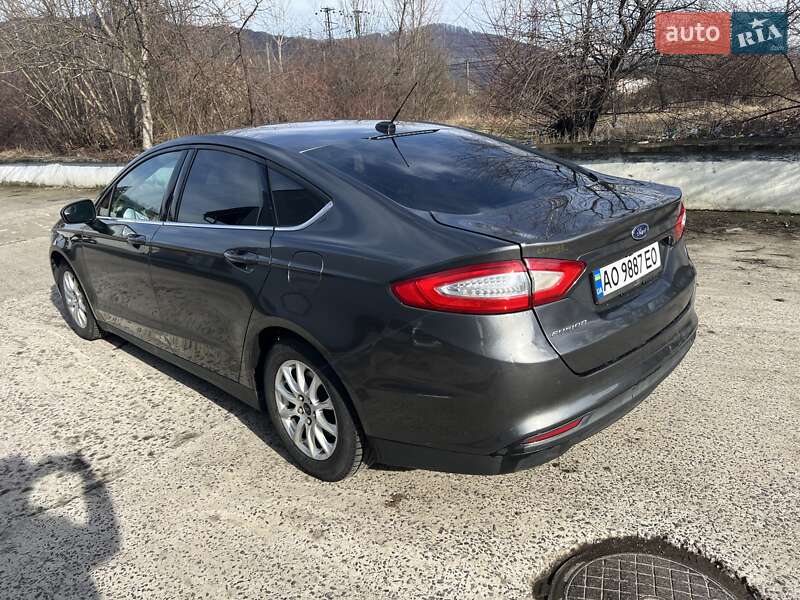 Седан Ford Fusion 2015 в Сваляве