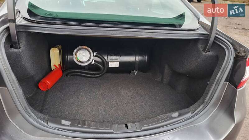 Седан Ford Fusion 2013 в Олександрії