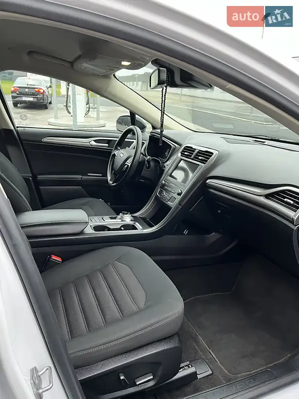 Ford Fusion 2019 VIN 3FA6P0LU2KR220401 фото оголошення 10 з 68