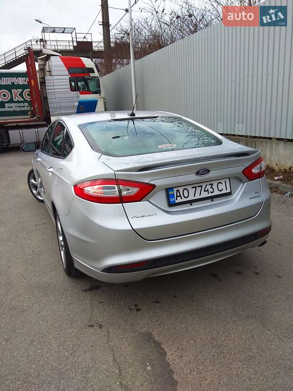 Седан Ford Fusion 2013 в Сваляве