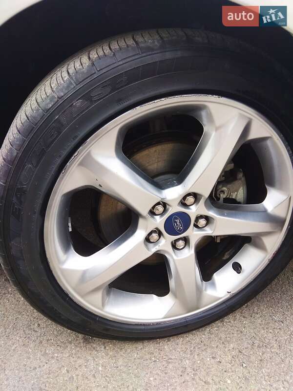 Седан Ford Fusion 2013 в Сваляве