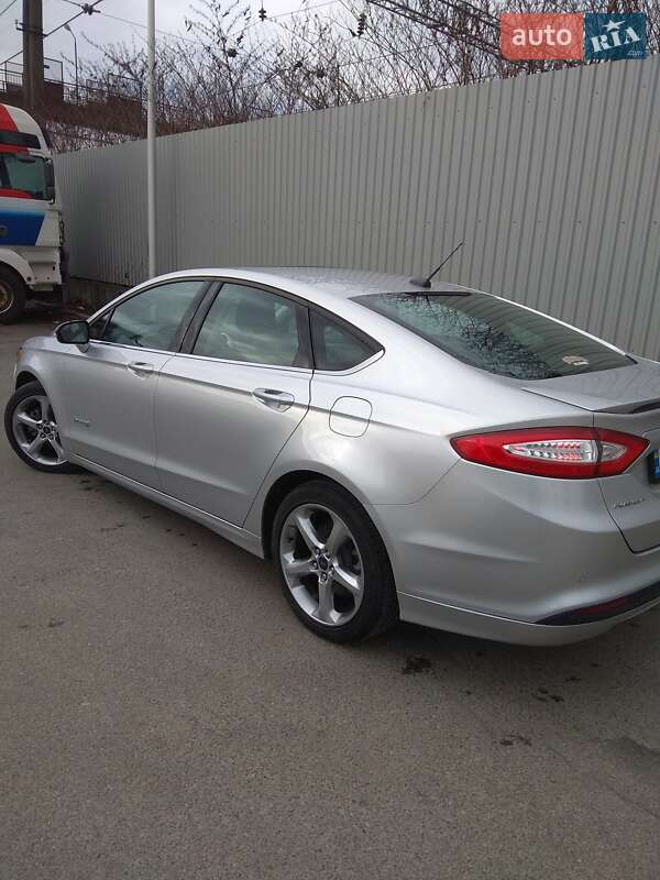 Седан Ford Fusion 2013 в Сваляве