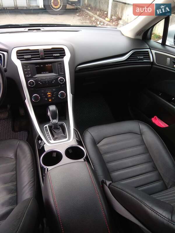 Седан Ford Fusion 2013 в Сваляве