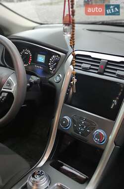 Седан Ford Fusion 2016 в 