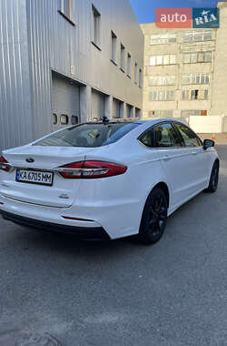 Седан Ford Fusion 2019 в 