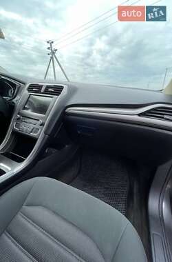 Седан Ford Fusion 2017 в 