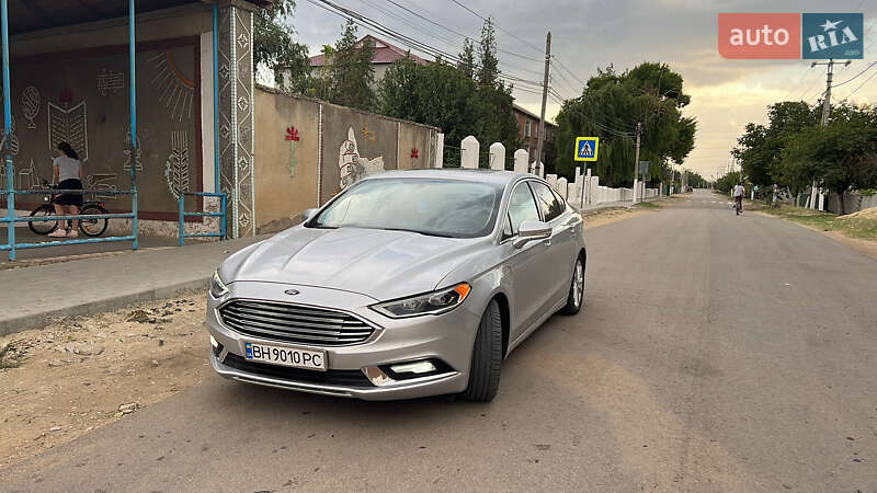Седан Ford Fusion 2016 в Рени