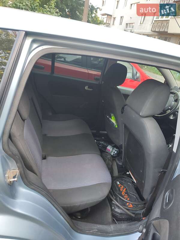 Хэтчбек Ford Fusion 2006 в Тарутине