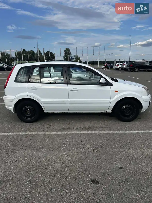 Хэтчбек Ford Fusion 2010 в 
