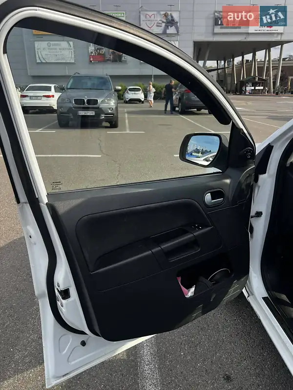 Хэтчбек Ford Fusion 2010 в 