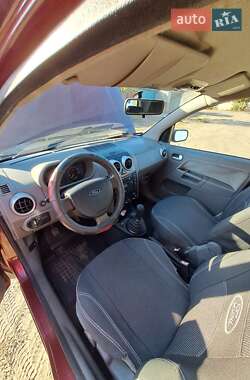 Хэтчбек Ford Fusion 2003 в 