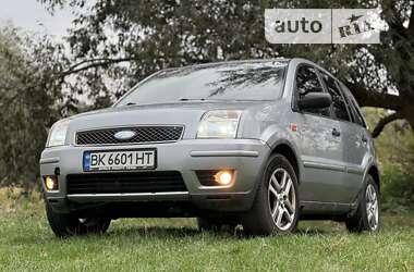 Хетчбек Ford Fusion 2004 в Гощі