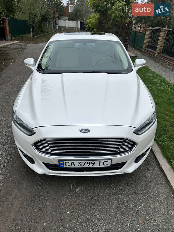 Седан Ford Fusion 2015 в Умані