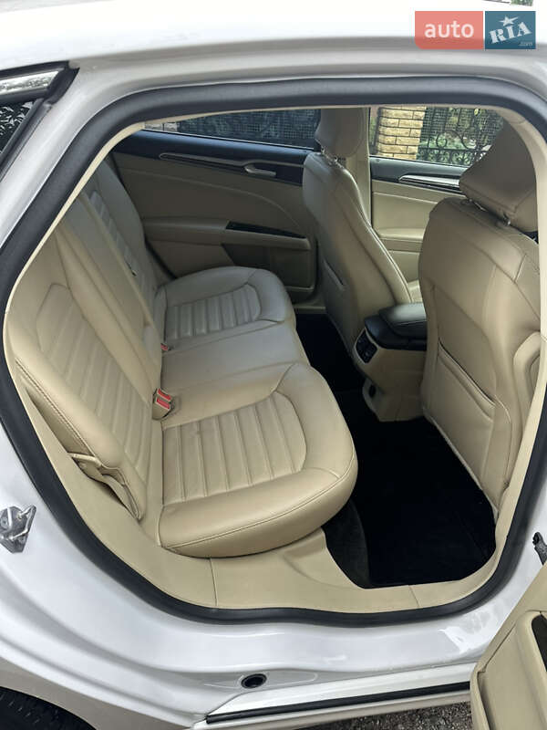 Седан Ford Fusion 2015 в Умані