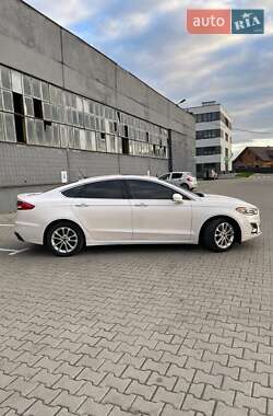 Седан Ford Fusion 2019 в 