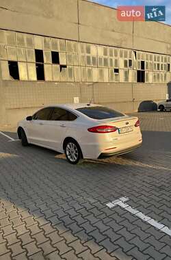 Седан Ford Fusion 2019 в 
