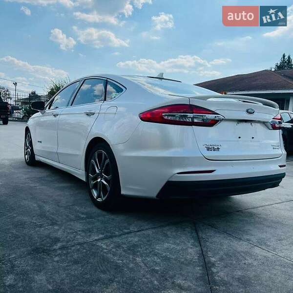 Седан Ford Fusion 2019 в Львове