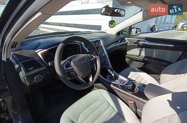 Седан Ford Fusion 2015 в 
