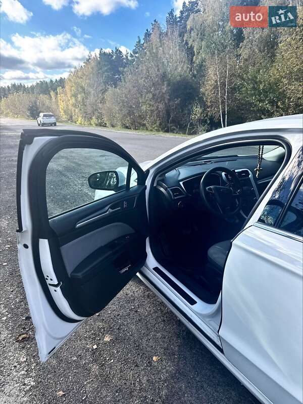 Седан Ford Fusion 2015 в Ровно