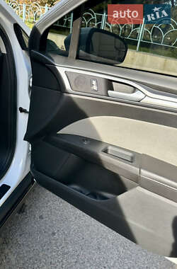 Седан Ford Fusion 2015 в 