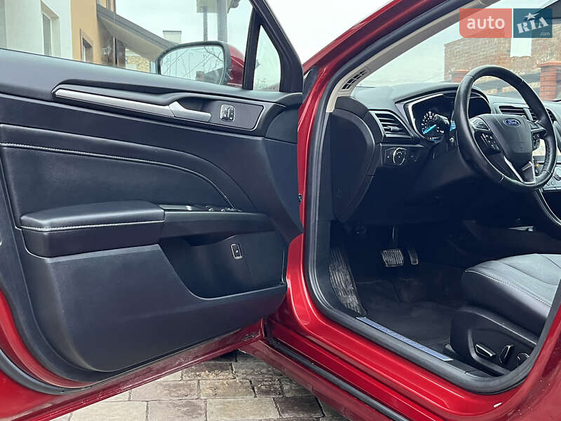 Седан Ford Fusion 2019 в Львові