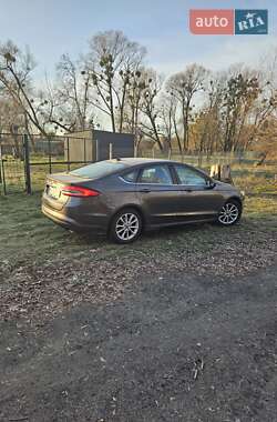 Седан Ford Fusion 2016 в 