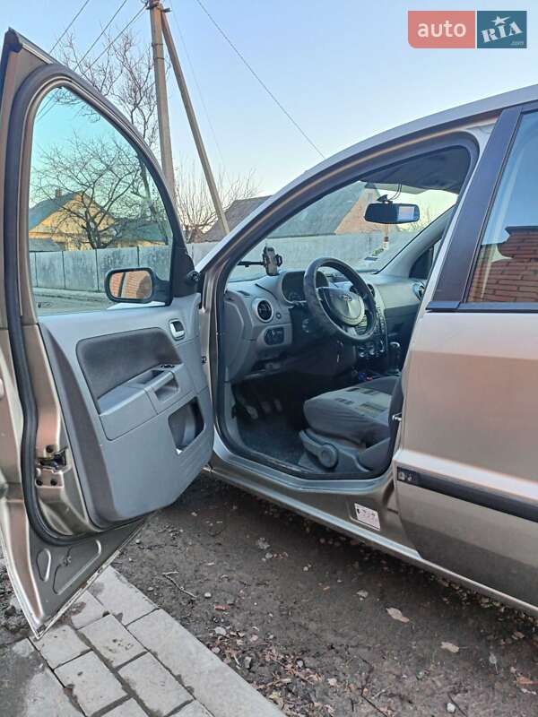 Хэтчбек Ford Fusion 2003 в Луцке