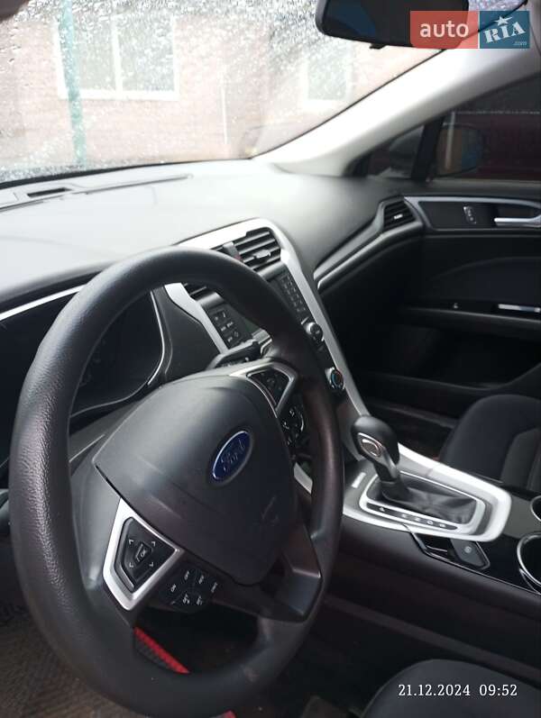 Седан Ford Fusion 2013 в Градизьку