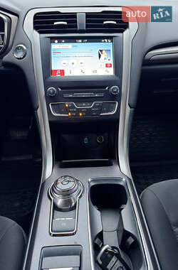 Седан Ford Fusion 2017 в 