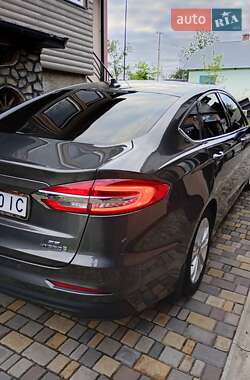 Седан Ford Fusion 2018 в 