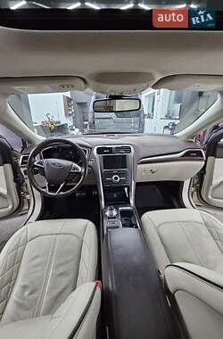 Седан Ford Fusion 2016 в 