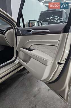 Седан Ford Fusion 2016 в 